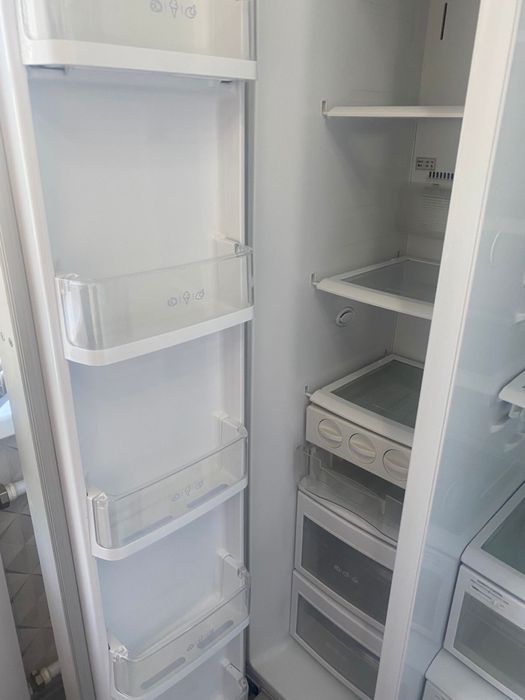 Продается двухдверный холодильник LG