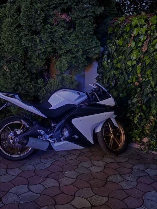 Vand yamaha yzf r125  a1 de la 16 ani