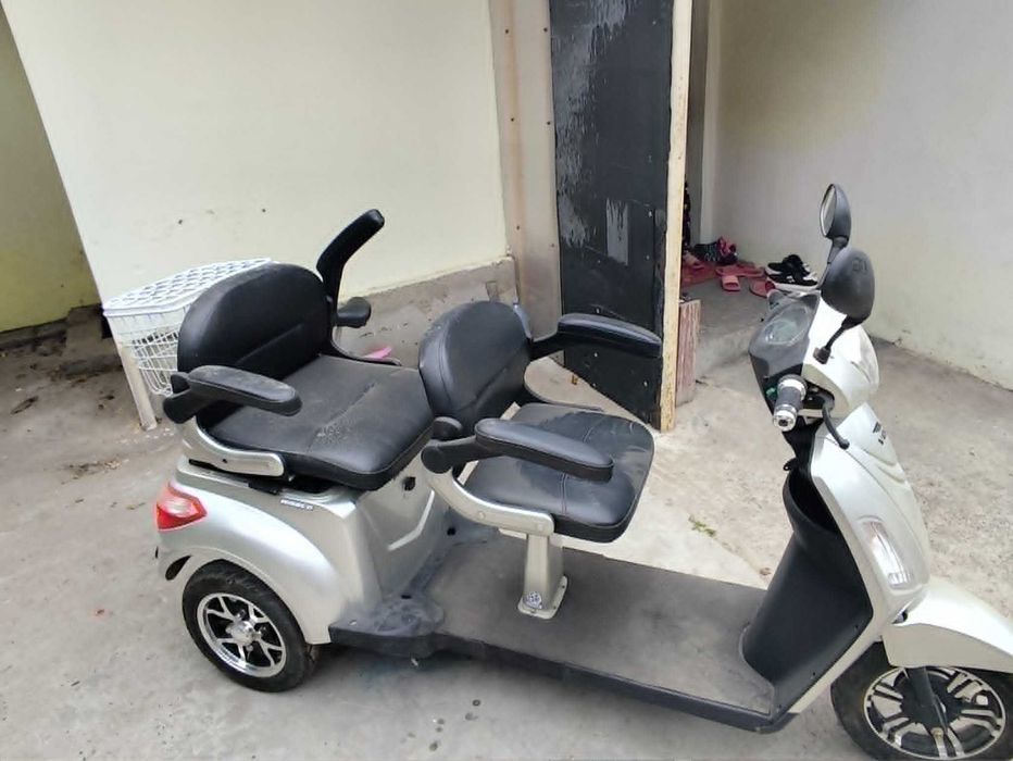Triciclu electric Volta VT3, 2 locuri, autonomie 60 km, fără permis