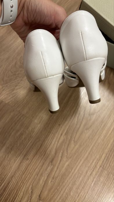 Бели официални обувки, 39 номер