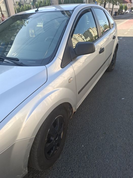 Vând urgent ford focus 1.6 diesel.  Klima geamurile electrice   înmatriculat