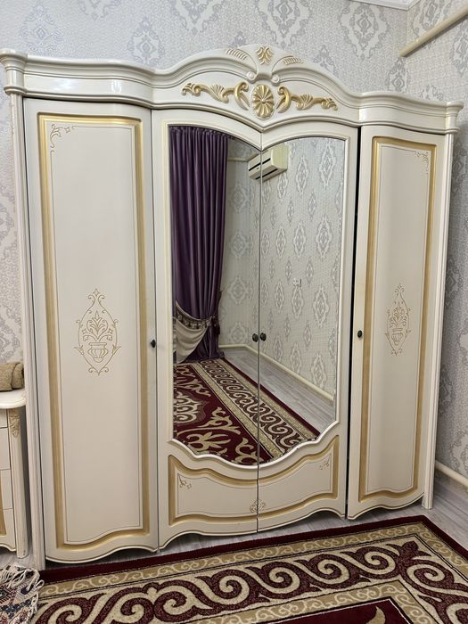 Шкаф комод с зеркалом тумба