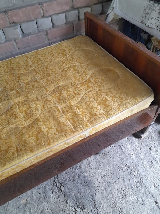 Кровать,полуторка.