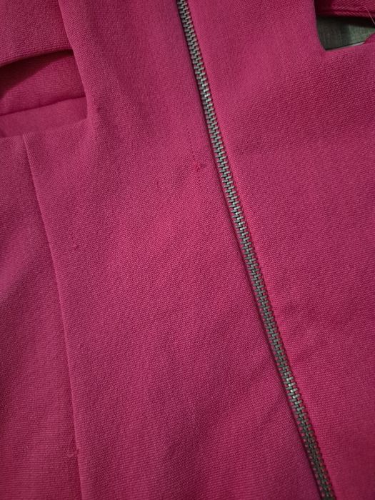 Rochie midi roz/fucsia cu decupaj – elegantă și feminină XS