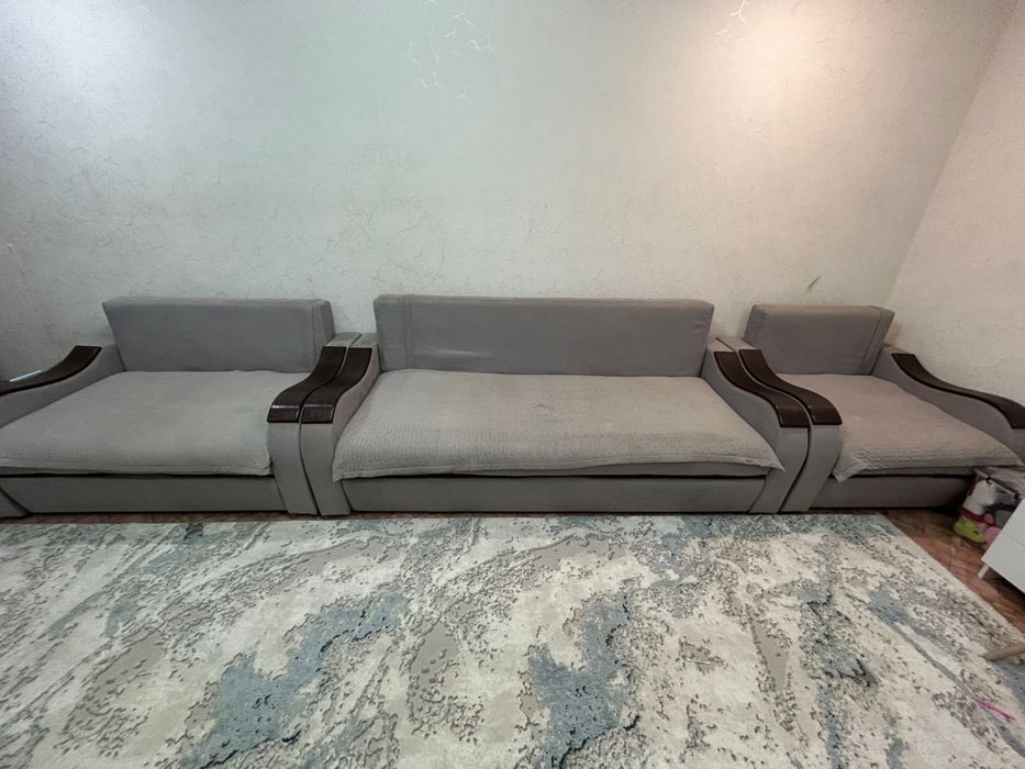 Продам диван с двумя креслами