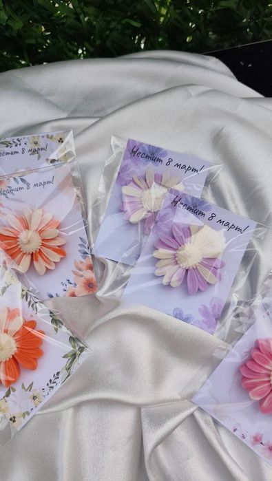 Букет с цветя от соев восък мартенички осми март