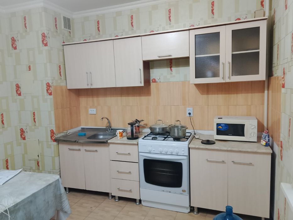 Кухонный гарнитур и стол