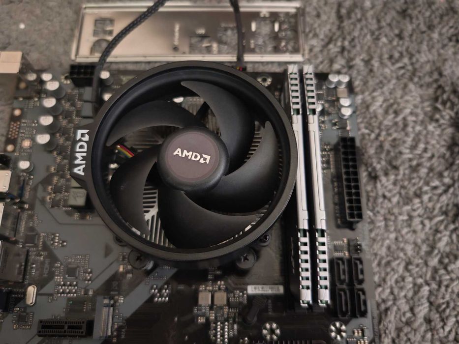 GIGABYTE A620M H socket AM5 + Ryzen 5 8400F 6-Core 4.2GHz + 2x8GB 16GB DDR5 5600MHZ