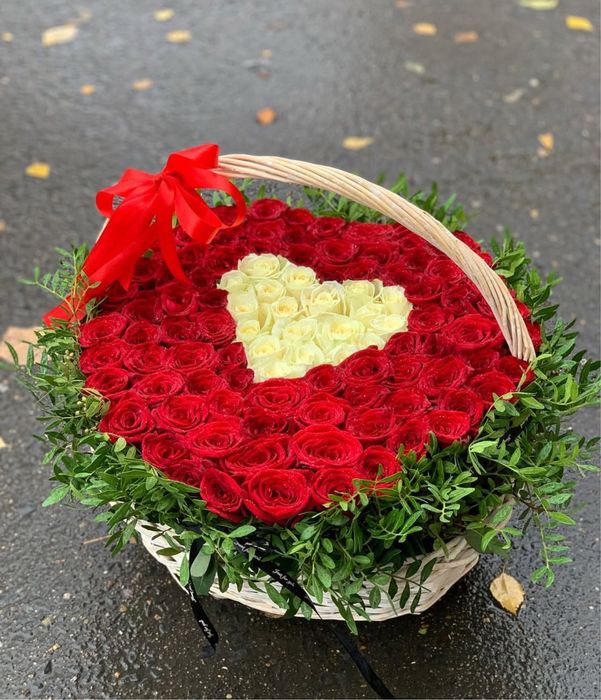 101 роза в корзине с сердечком