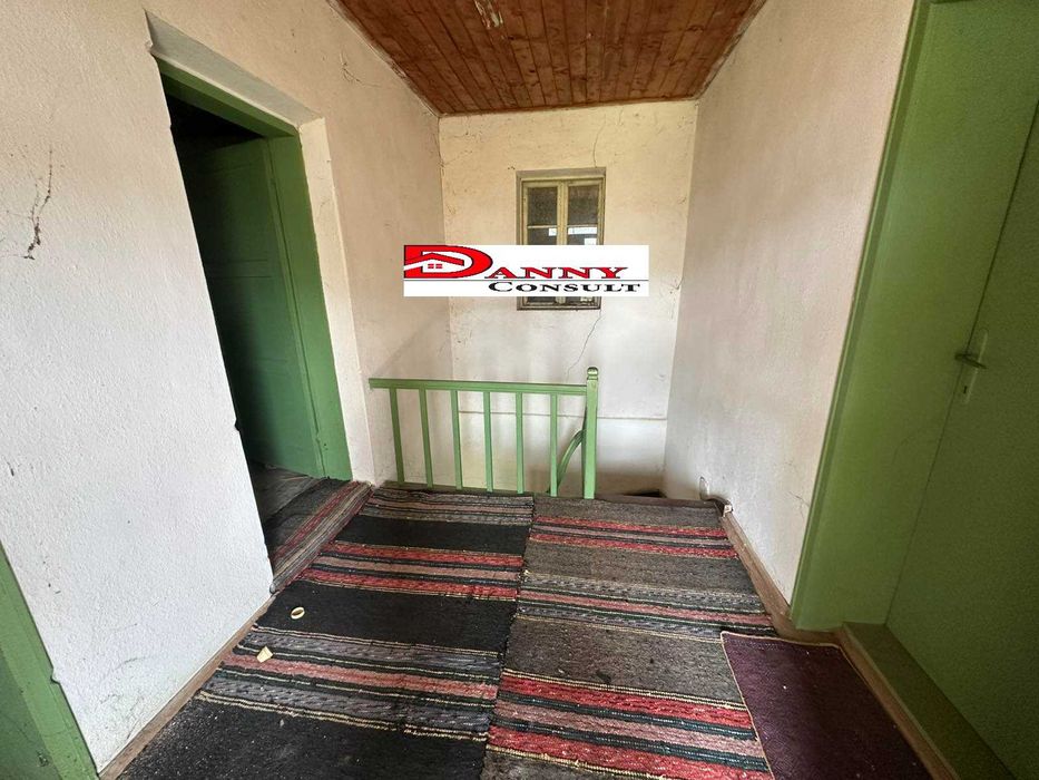 Двуетажна къща с двор и кладенец в с. Иванча