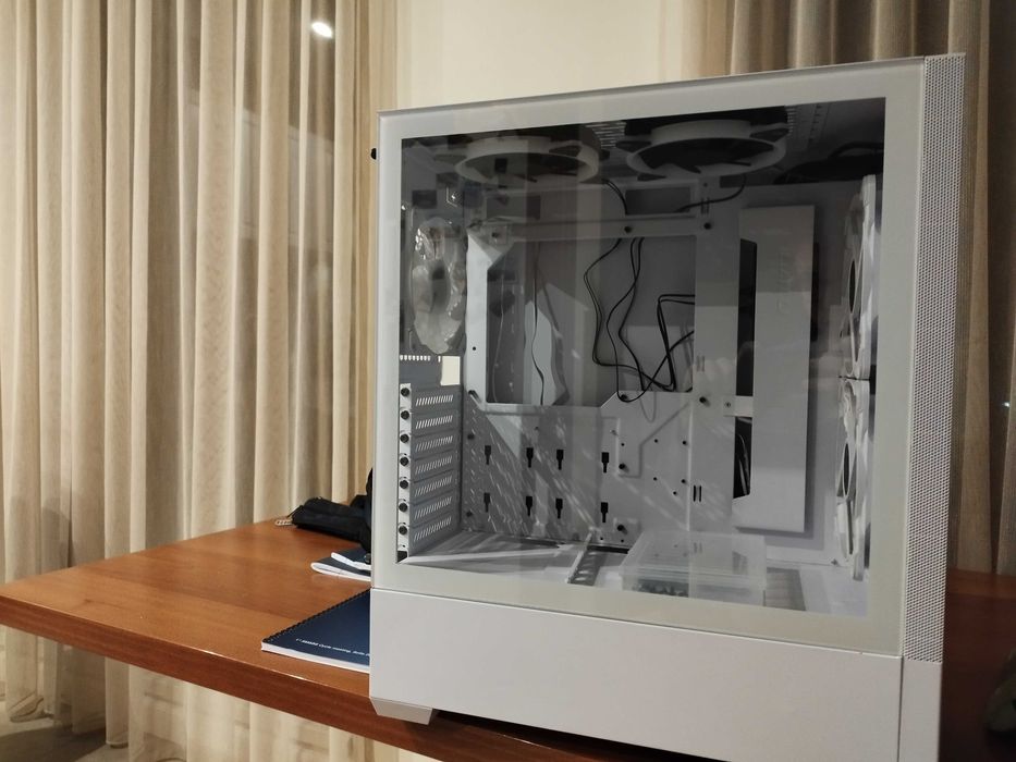 Vând carcasa pc gaming LIAN LI alba cu 5 ventilatoare