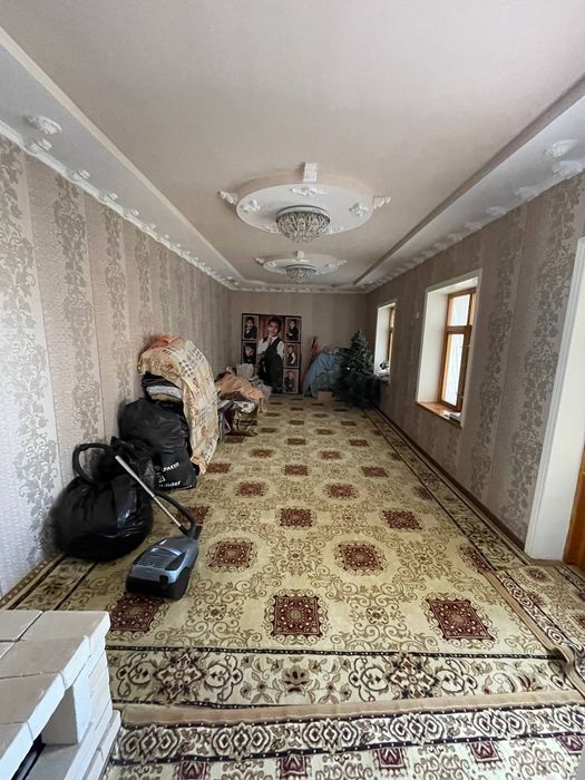 Ховли сотилади    .