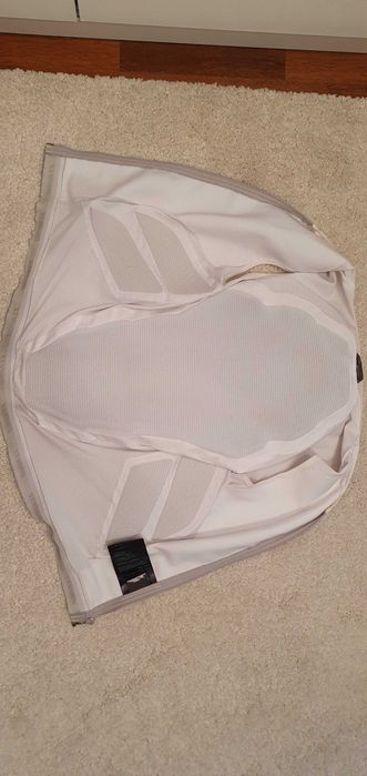 protecție Dainese mărimea M, ideală pentru o damă