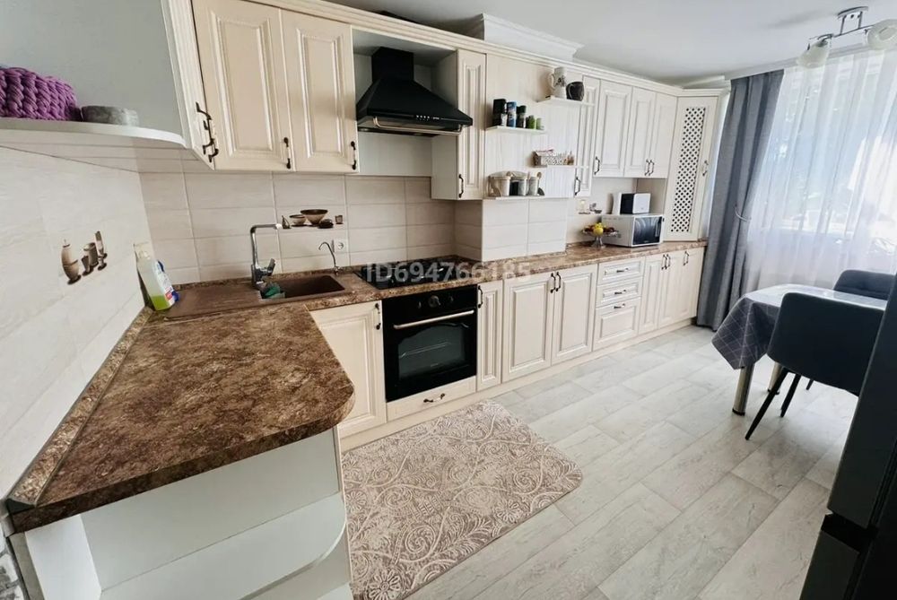 Плита "Gorenje" с кухонным гарнитуром и вытяжкой "Gorenje"