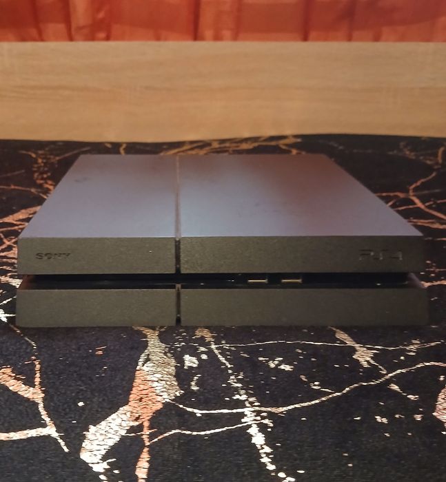 Playstation 4 + Две Игри