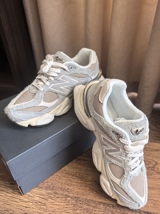 Сникърси New Balance 9060 в сиво и бежово