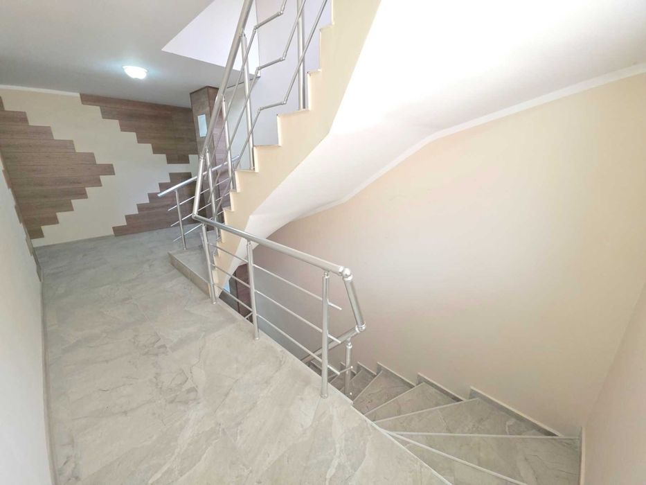 Нов напълно обзаведен 3-стаен апартамент в широк център на Велинград.