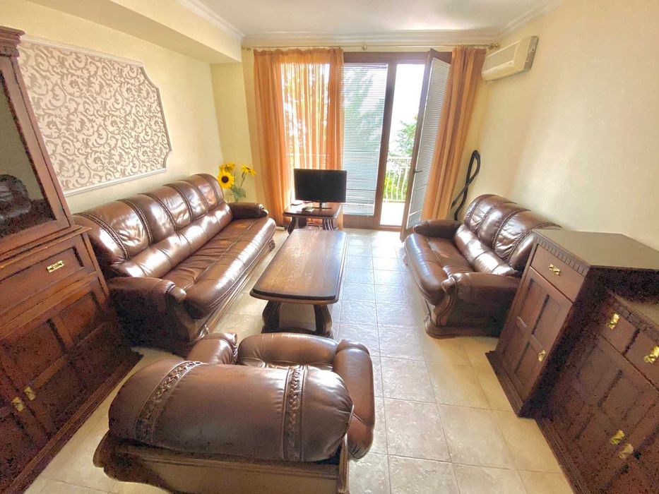 Двустаен апартамент на първа линия до централния плаж с морска панорама