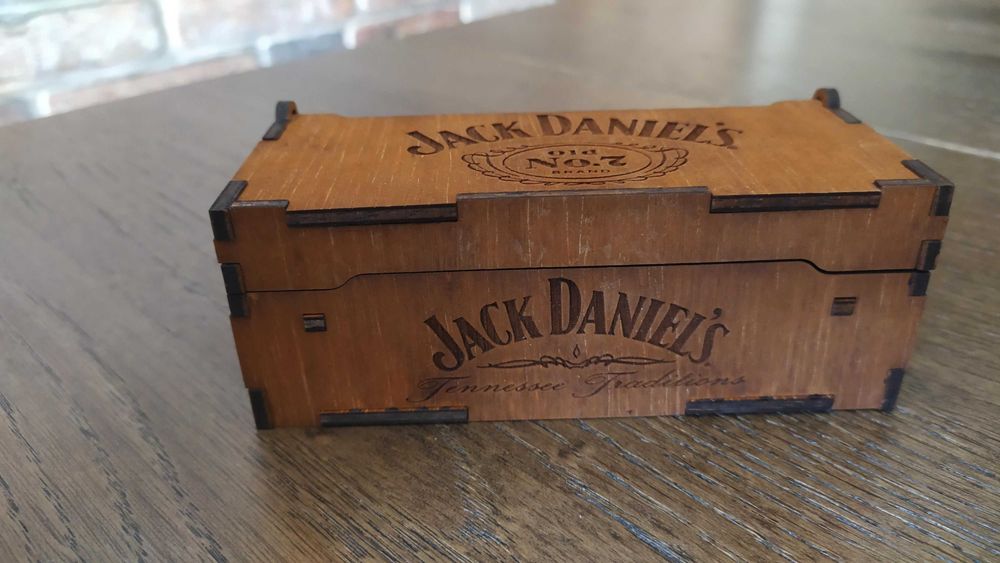 Лазерно изрязана декоративна кутийка за уиски Jack Daniels 50ml