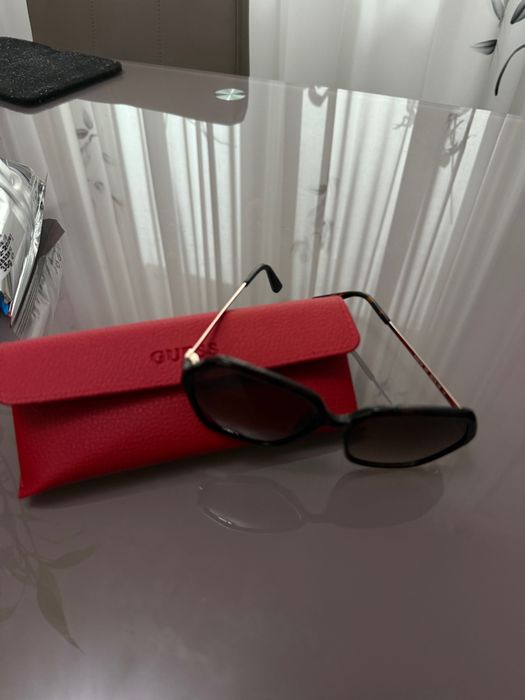 Vând ochelari de soare Guess damă ! Stare foarte bună