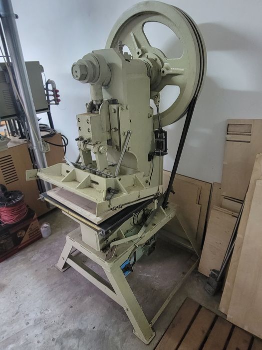 Ексцентър преса пригодена за щанцоване