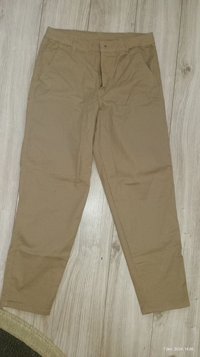 Pantaloni băiat de culoare crem