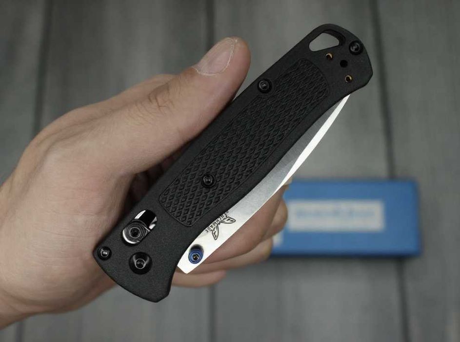 Cutit pliabil Briceag Benchmade Bugout 535, Rosu, Albastru sau Negru