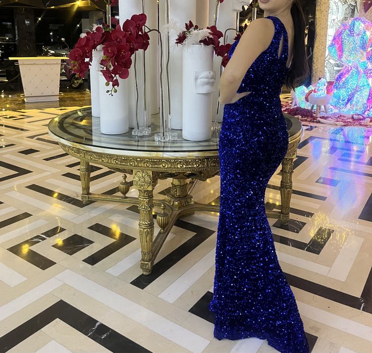 Бутикова синя рокля с паети