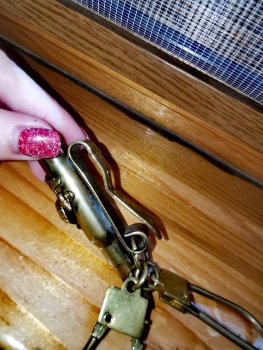 Антикварен месингов бронзов военен ключодържател фиба щипка за пари