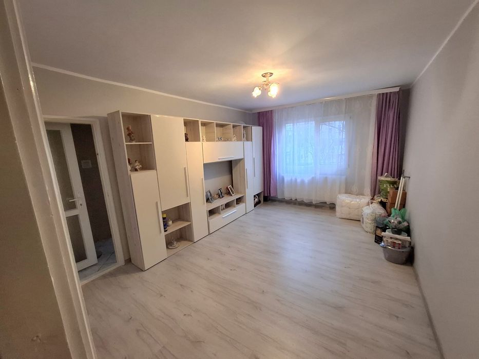 Vand apartament decomandat