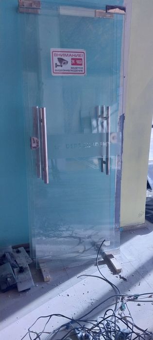 Продаются стеклянные двери