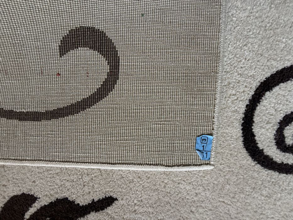 Covor modern cu flori roșii, 160x230 cm, stare foarte bună