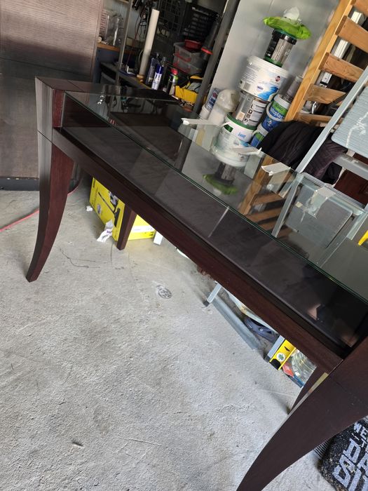 Елегантна конзолна маса от масив орех със стъклен плот