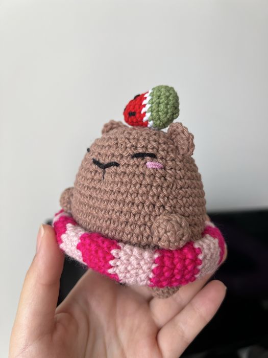 Capybara pregatita de petrecere la piscina, crosetat manual amigurumi - cadou handmade