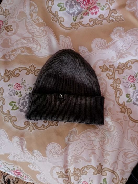 Продам мужскую шапку, кофточка