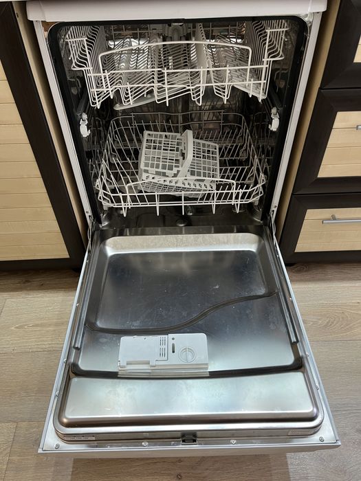 Продам посудомоечную машину INDESIT