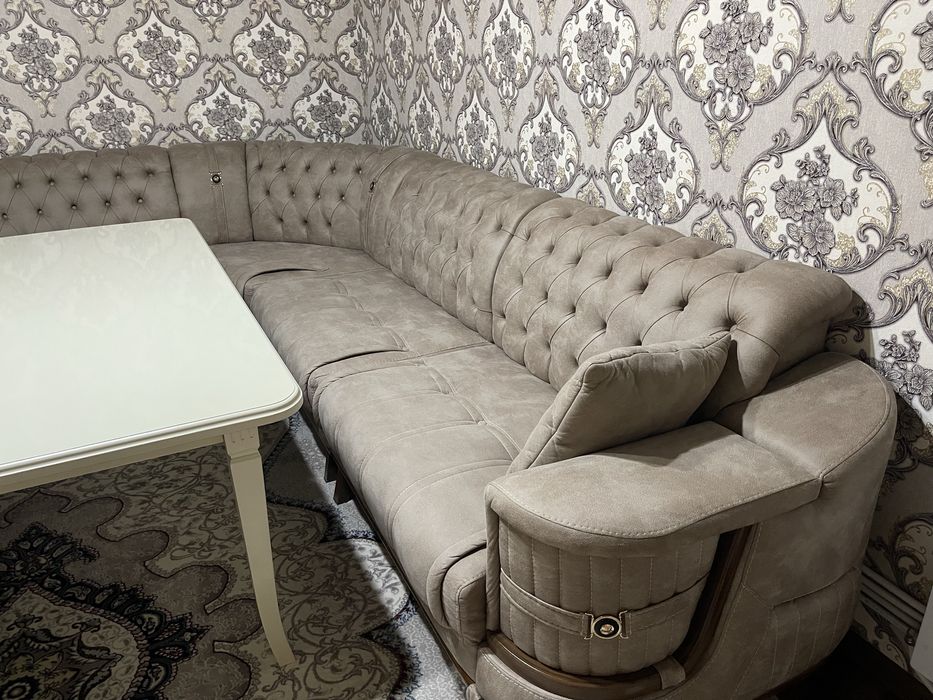 Мехмонхона учун диван столи билан