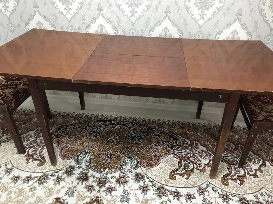 Продаётся раскладной обеденный стол с 4 стульями