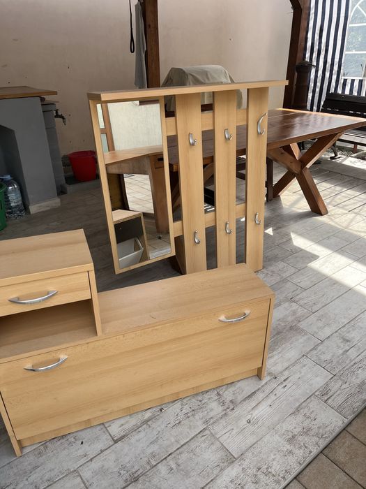 Pantofar si cuier si masa extensibila. Masa costa 50 lei