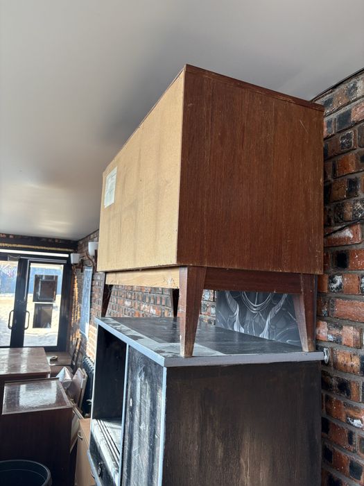 тумбочки, стол, шкафы даром