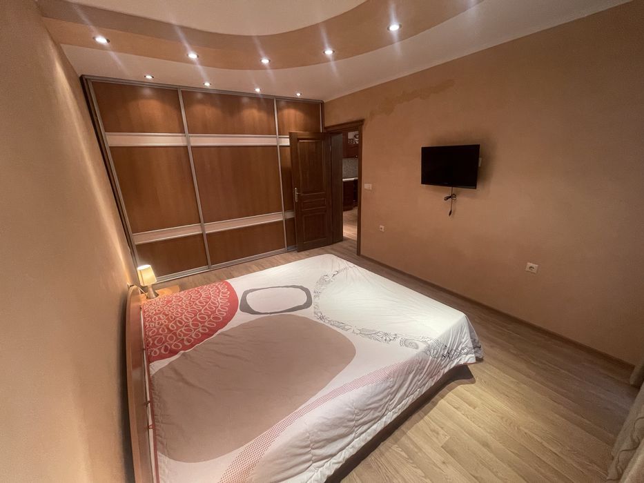 Тристаен апартамент  в центъра на Бургас