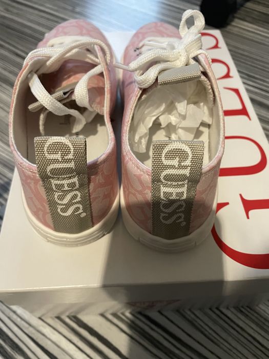 Дамски кецове Guess 37