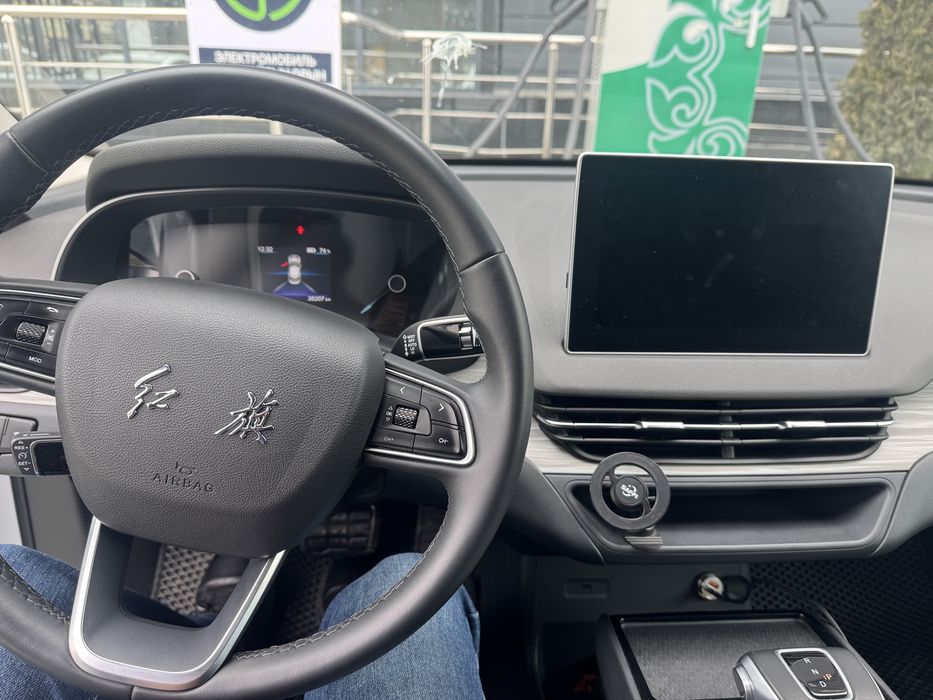 Авто в аренду Hongqi E-QM5