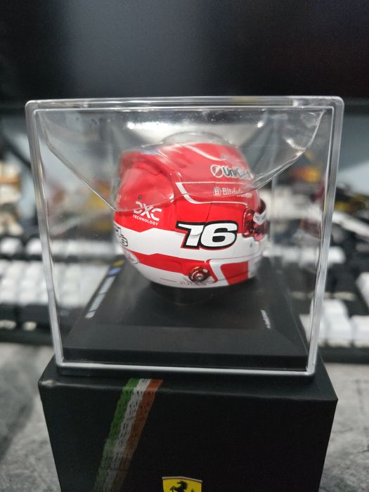 Mini Casca 1:5 Looksmart - Charles Leclerc 2025, noua/sigilata