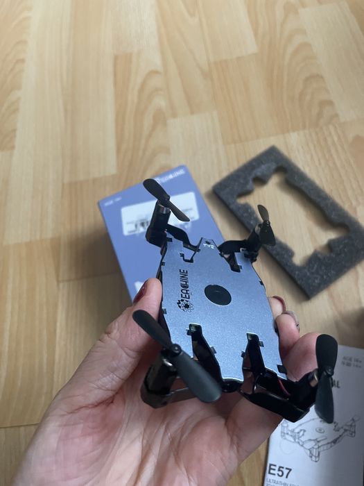 Drona mini Eachine E57 cu telecomanda si camera Hd