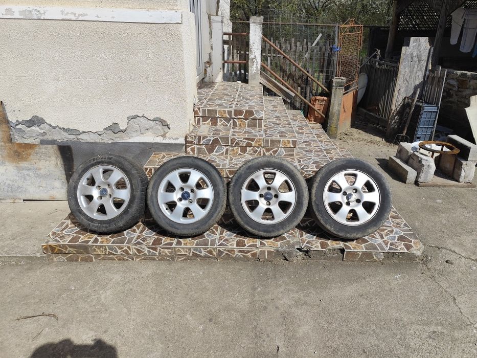 Jante aliaj de Ford în 4 găuri R 15. Citiți anunț.