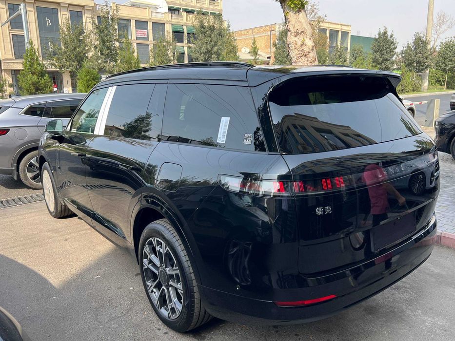 LYNK&CO 900 1.5T 2025 Oq va Qora rangda