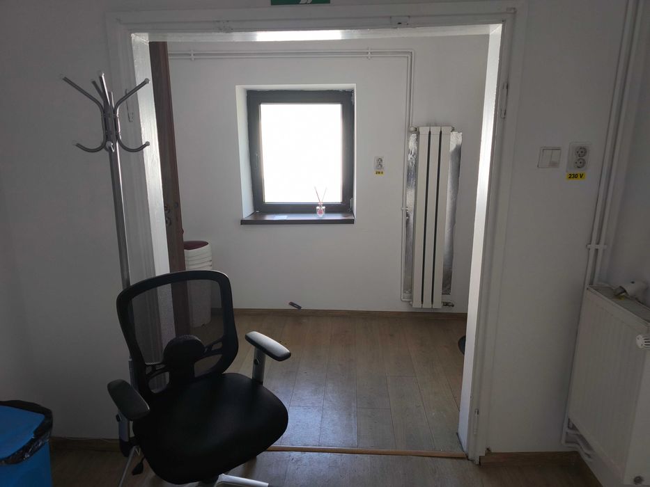 Casa locuibila imediat, centrala gaz, teren si curte proprie – zona buna - birou
