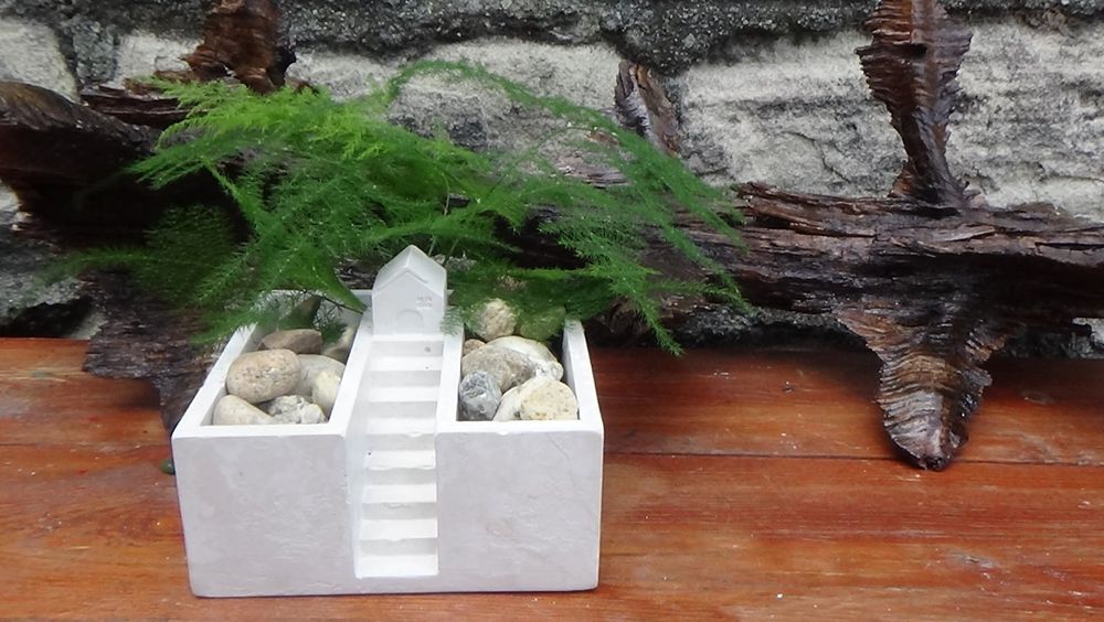 Гипсови кашпи декорирани със растения