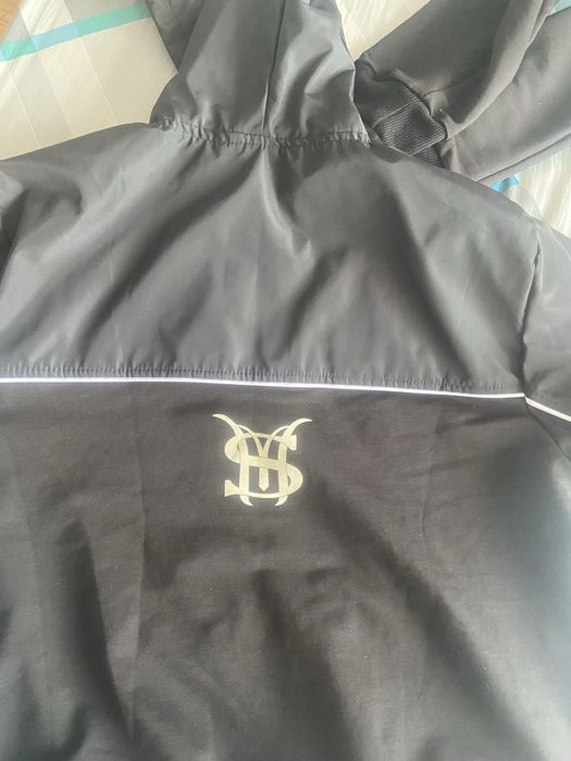 Haine de firma noi nu sunt purtate